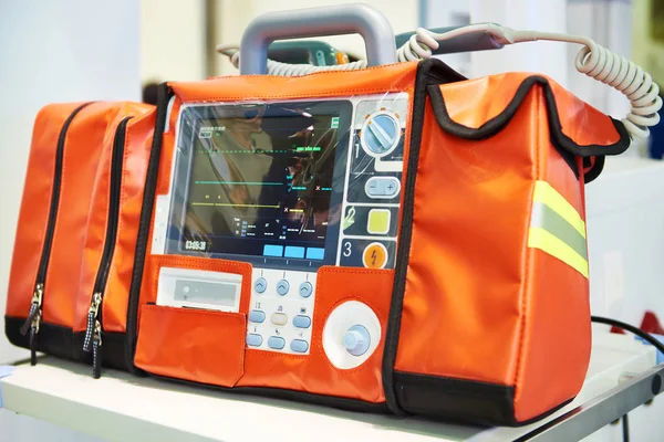 Defibrillatore bifasico portatile moderno — Foto Stock