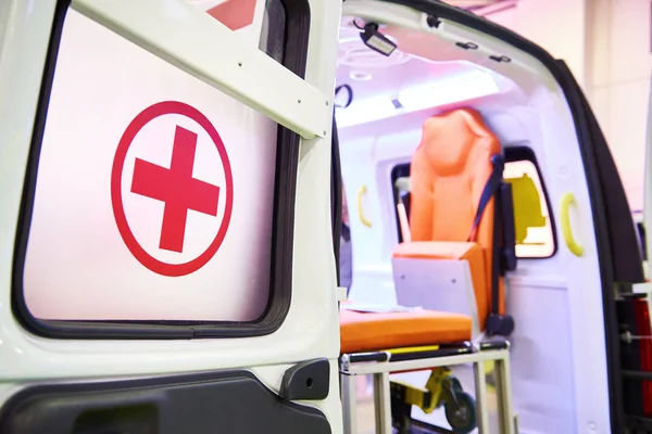 Красный крест на двери машины скорой помощи — стоковое фото