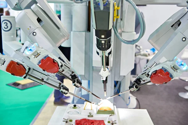 Роботизированная хирургическая система — стоковое фото