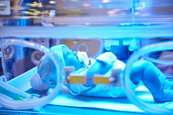 Mock-up de criança em incubadora de cuidados intensivos — Fotografia de Stock