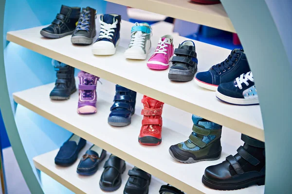 Crianças inverno e outono sapatos na loja — Fotografia de Stock