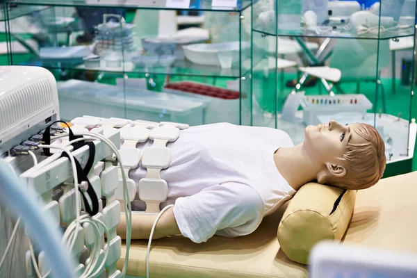 Modelo de pacientes para la formación de médicos en el centro educativo — Foto de Stock