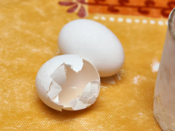 厨房桌子上的碎鸡蛋壳 — 图库照片