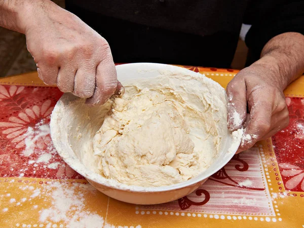 Mens hands knead dough — Stock Photo, Image