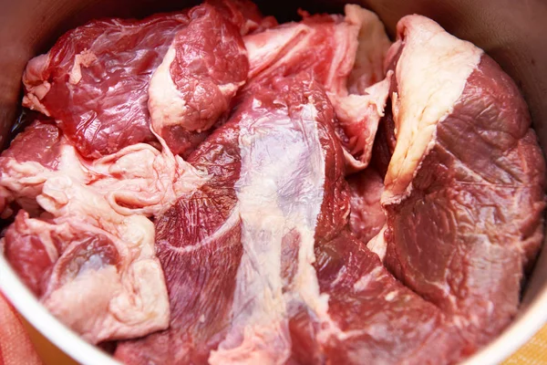 Сире м'ясо в кухонній мисці — стокове фото