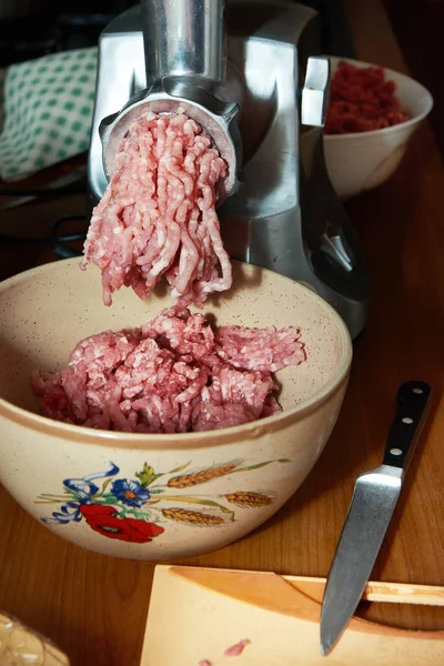 Fremstilling af hakket kød i kværn - Stock-foto
