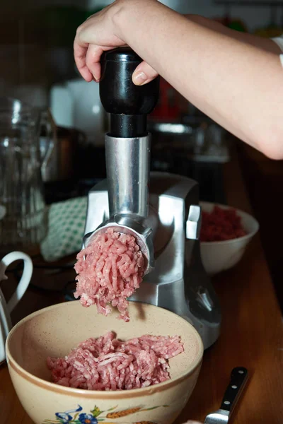 Preparazione di carne macinata nel tritacarne — Foto Stock