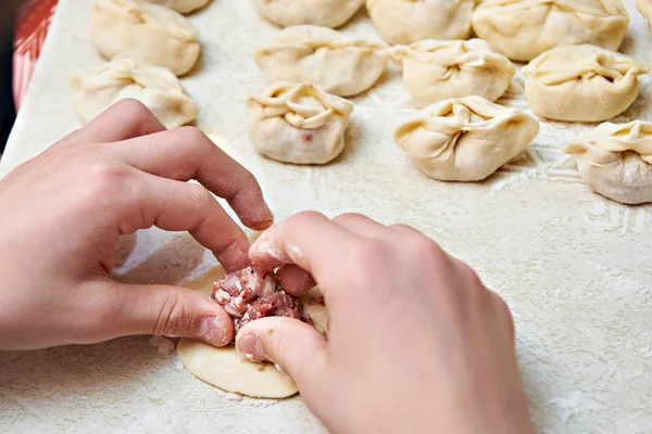 Het maken van zelfgemaakte dumplings met gehakt vlees — Stockfoto