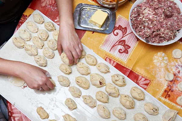 Preparation of meat dumplings with minced meat on kitchen — Stock Photo, Image