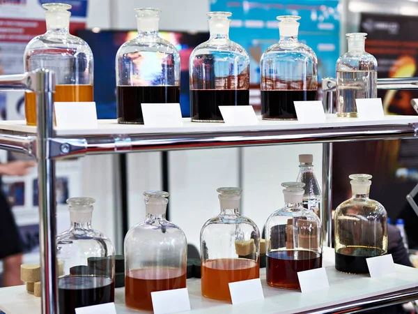 Chemické kapaliny na polici v průmyslových laboratoří — Stock fotografie