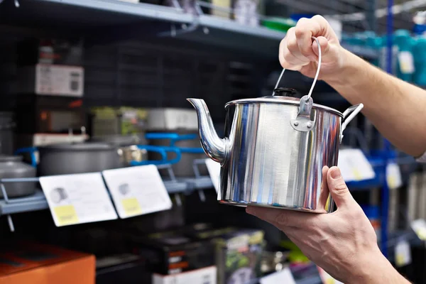 Camp pot en ketel in handen van koper in winkel — Stockfoto