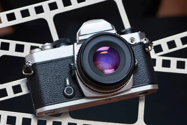 Retro Slr kamera på bakgrund av perforation film — Stockfoto