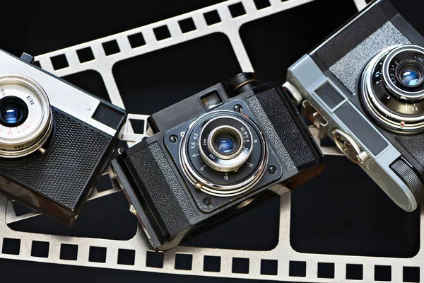 Gamla retro avståndsmätare kamera på bakgrund av filmen perforation — Stockfoto