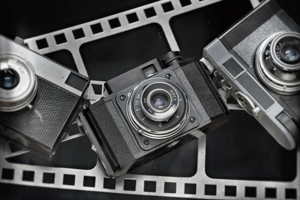 Gamla retro avståndsmätare kamera på bakgrund av filmen perforation — Stockfoto