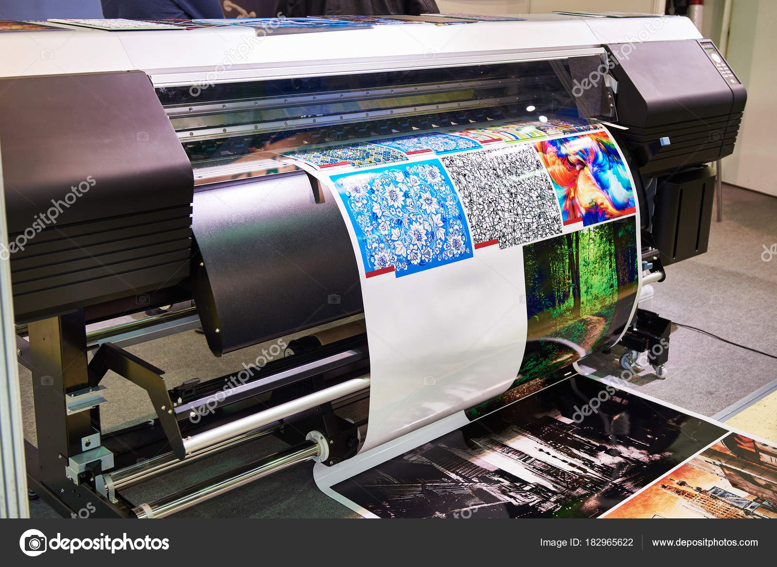 tjenestemænd Kejserlig pension Rolling plotter printer in work Stock Photo by ©ryzhov 182965622