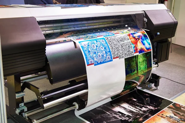 Impressora de plotter rolante no trabalho — Fotografia de Stock
