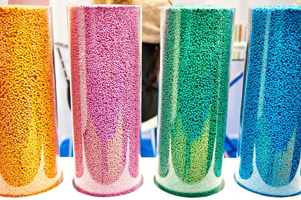 Kolorowe plastikowe granulat polimerowy — Zdjęcie stockowe