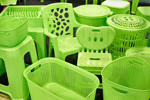 Вироби з пластику - стільці та побутові коробки — стокове фото