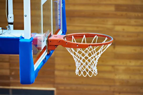 Cesta de basquete na quadra esporte — Fotografia de Stock