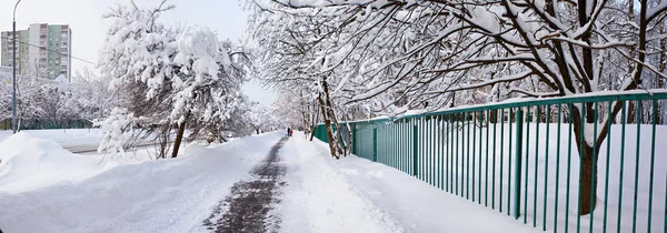 Panorama du paysage hivernal ville rue — Photo
