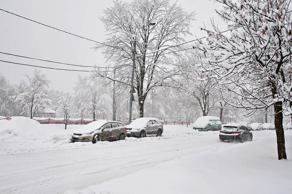 Mobil di jalan saat salju turun — Stok Foto