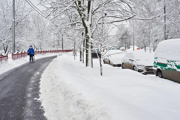 Pemandangan kota dengan mobil dan wanita setelah salju turun — Stok Foto