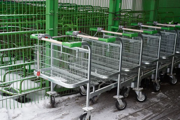 Carrinhos de mercadorias em supermercado — Fotografia de Stock