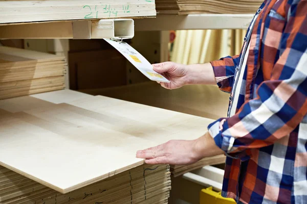 Mann wählt Sperrholzplatten im Geschäft — Stockfoto