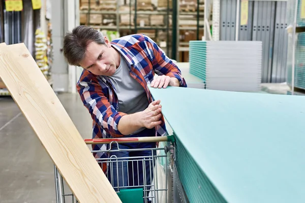 Man kiest en koopt gipsplaten in winkel — Stockfoto