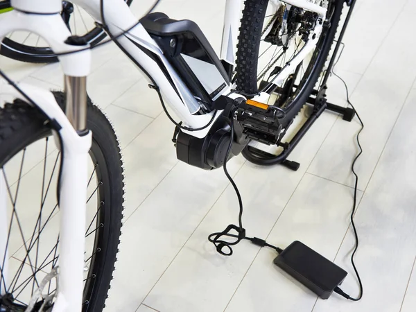 Batería de carga bicicleta eléctrica — Foto de Stock