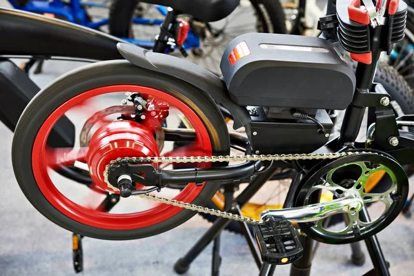 Electro bike en el banco de pruebas en la tienda — Foto de Stock