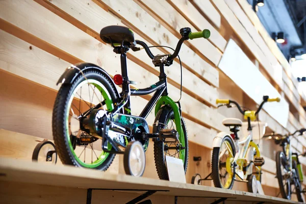 Детские велосипеды в спортивном магазине — стоковое фото