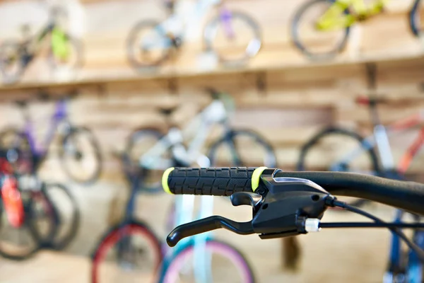 Manillar de bicicletas en tienda de deportes — Foto de Stock