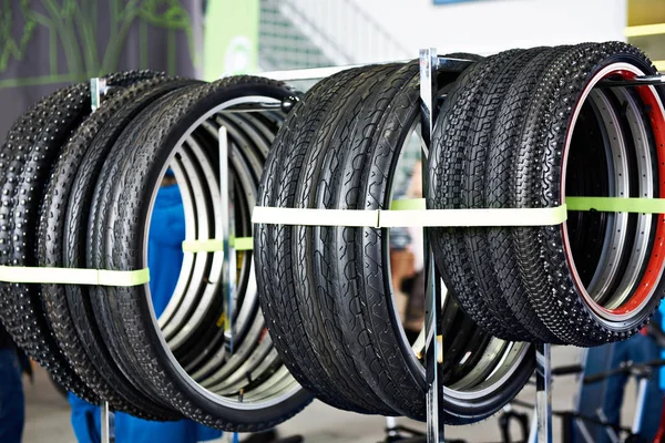 Pneumatici per biciclette un assortimento in negozio — Foto Stock