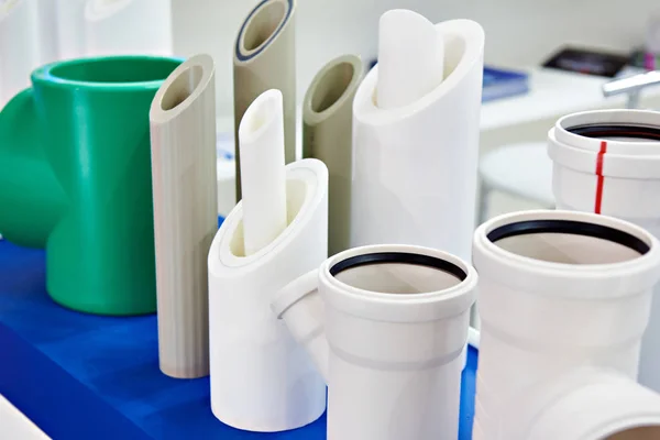 Пластиковые трубы для промышленного водоснабжения — стоковое фото