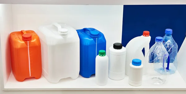 Пустые цветные пластиковые банки для хранения жидкостей — стоковое фото