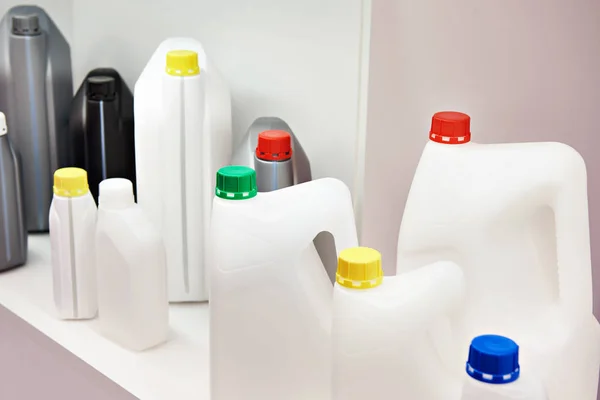 Latas de plástico vacías para líquidos almacenados —  Fotos de Stock