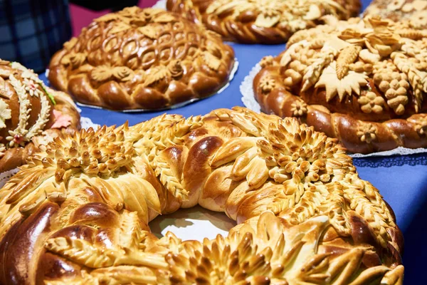 Schöne russische Laib Brot in der Bäckerei — Stockfoto