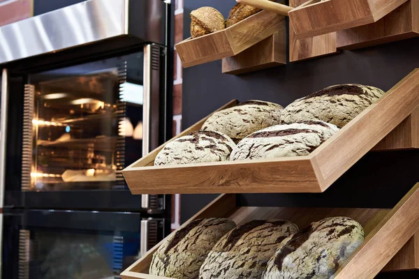 Καρβέλια ψωμί σίκαλης σε ράφι στο αρτοποιείο — Φωτογραφία Αρχείου