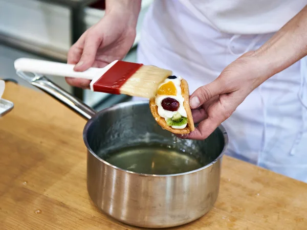 Kuchenbacken. Pinsel mit süßem Sirup — Stockfoto