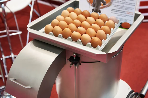 Машина для разбивания яиц — стоковое фото