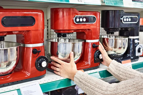 Frau wählt elektrische Küchenmaschine — Stockfoto