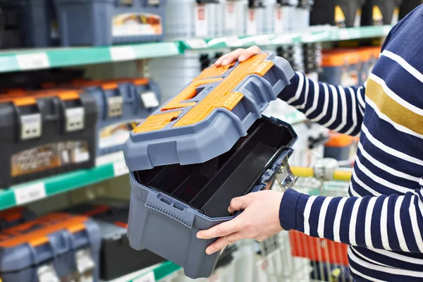 Homme acheteur choisit boîte à outils en magasin — Photo