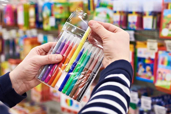 Buyer selects marker pens in store — Stock Photo, Image