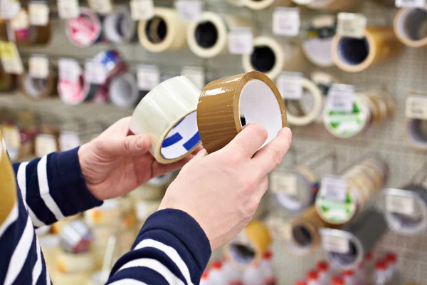 Mann kauft Klebeband im Geschäft — Stockfoto