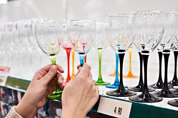Buyer hands with wine glasses in store — Stock Photo, Image