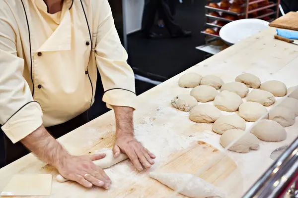 Pastelero panadero cocinar masa para bollos en la panadería — Foto de Stock