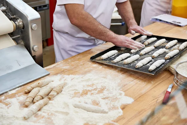 Panaderos cocinan masa para bollos de rollo — Foto de Stock