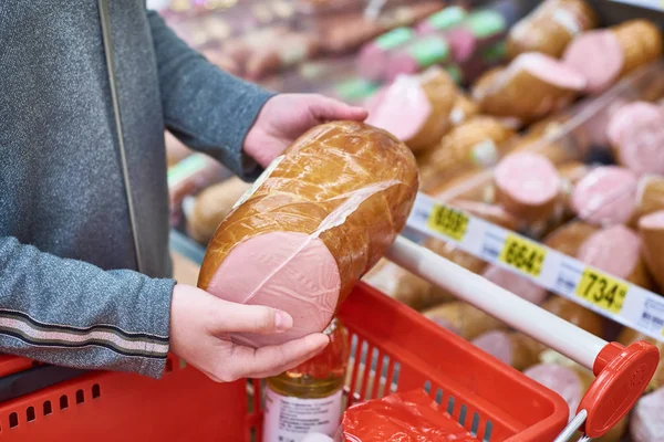 Koper met worst in mandje op te slaan — Stockfoto