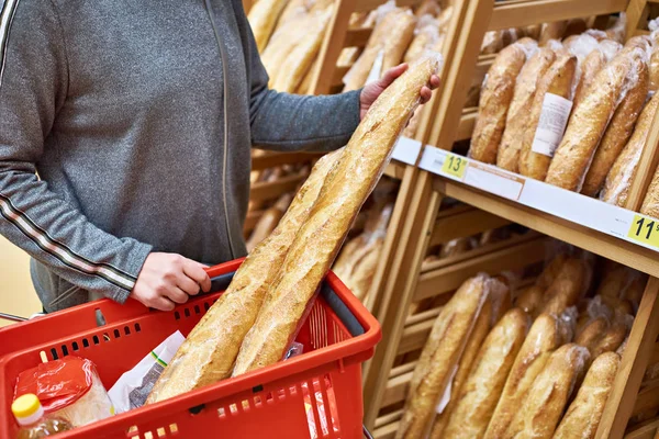 Baget ekmek sepeti mağazasında alıcıyla — Stok fotoğraf